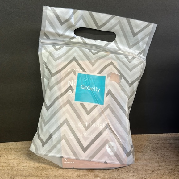 NEW 12 pack ‘GLAM UP’ Sheet Masks - Picture 2 of 7